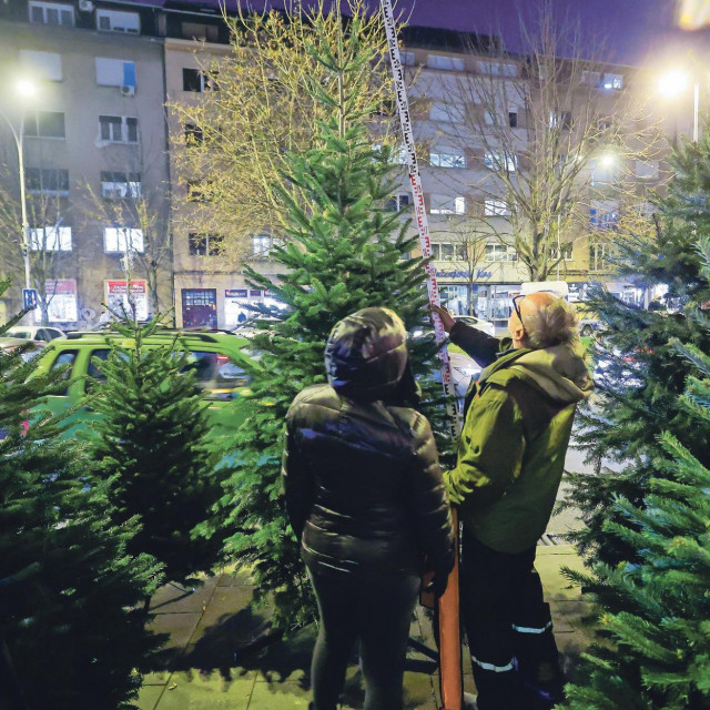 Prodaja božićnih jela na Trgu Francuske Republike. U Zagrebu se ove godine jele prodaju na 102 lokacije