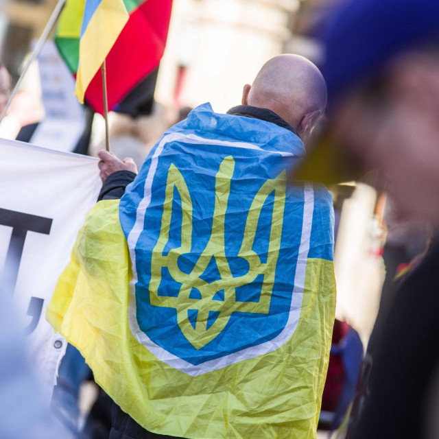 Ilustracija, osoba s ukrajinskom zastavom u Njemačkoj