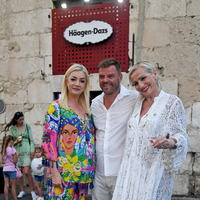 Miroslav Blažević junior s uzvanicama na otvorenju

 