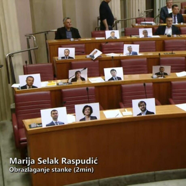 Fotografije bivših ministara u sabornici