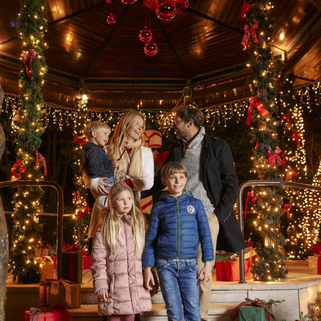 Opatijske ulice i parkovi obasjani su tisućama svjetlucavih lampica