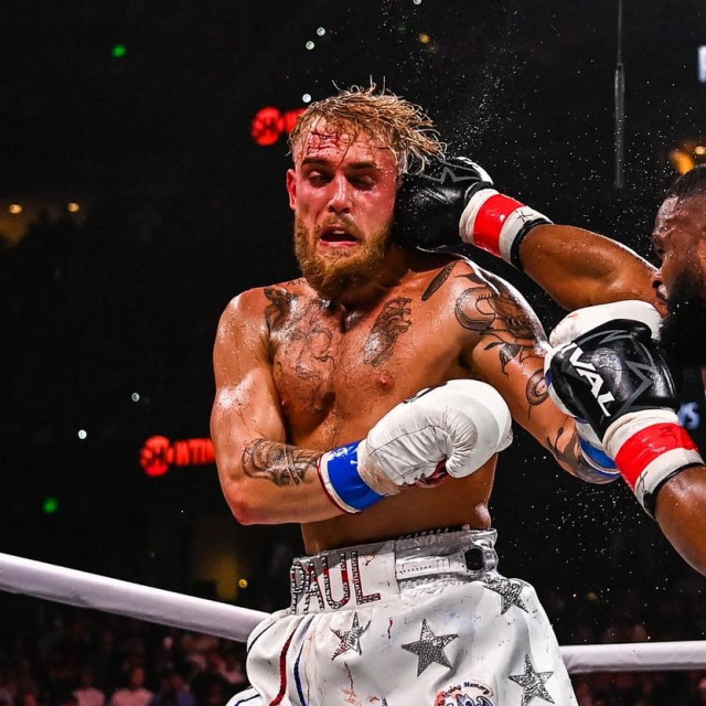 Jake Paul (lijevo) i Tyron Woodley (desno)
