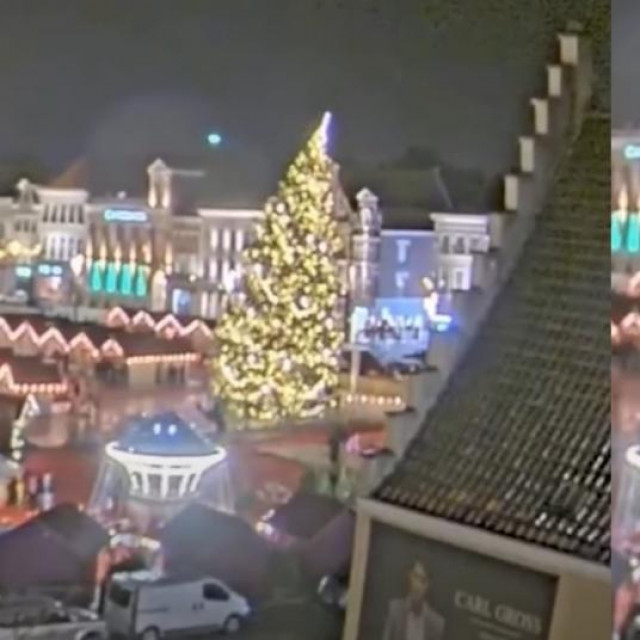 Pad božićnog drvca u belgijskom gradu