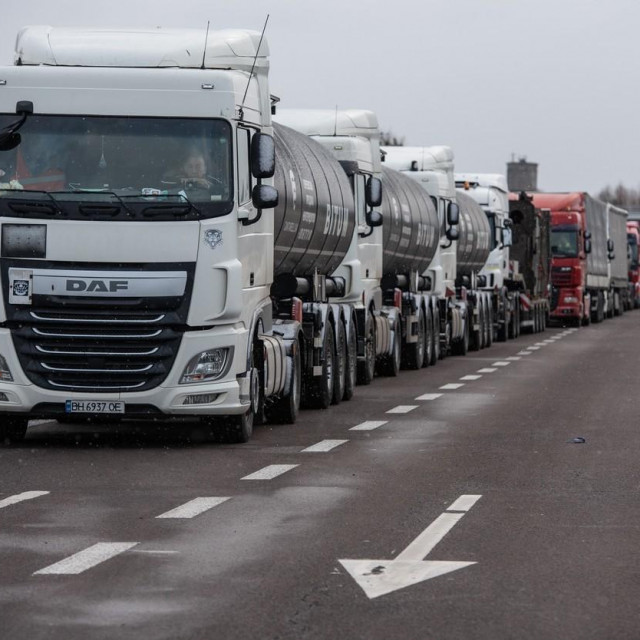 Dugi redovi na granici