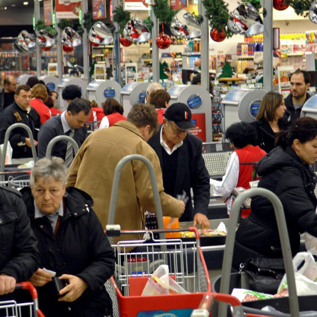 Split, 231210. Predbozicna potrosacka groznica zahvatila je i Splicane. Tako u prodajnim centrima vlada nesvakidasnja guzva. Na slici: prodajni centar Konzum-a na Stinicama.