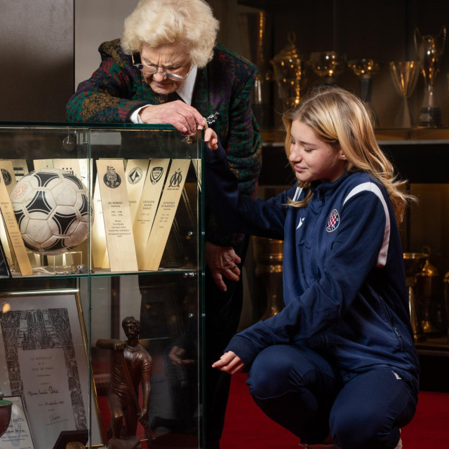 Regina Ivić, udovica Tomislava Ivića, legendarnog Hajdukovog trenera i praunuka Nika kod počasne vitrine njenom suprugu u trofejnoj sali Poljuda