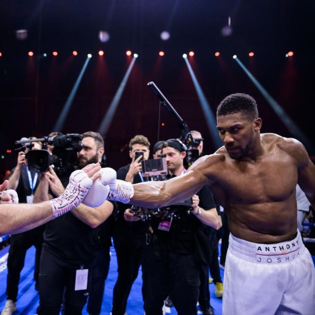 Otto Wallin (lijevo) i Anthony Joshua (desno)