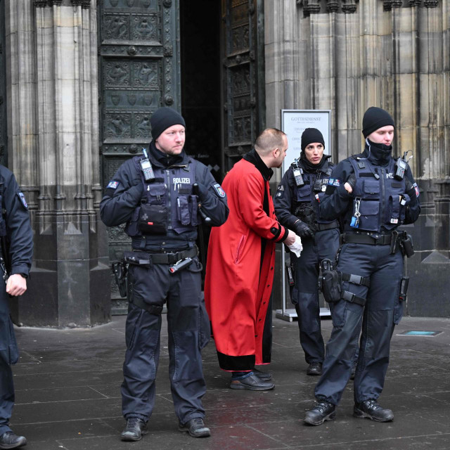 Policija ispred katedrale u Koelnu