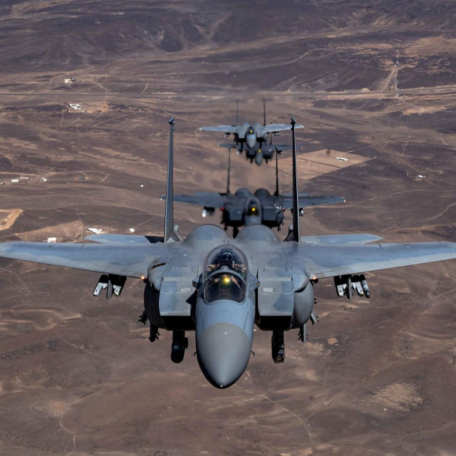 Ilustracija, američki borbeni avioni F-15 Strike Eagle lete u sa saudijskim avionima