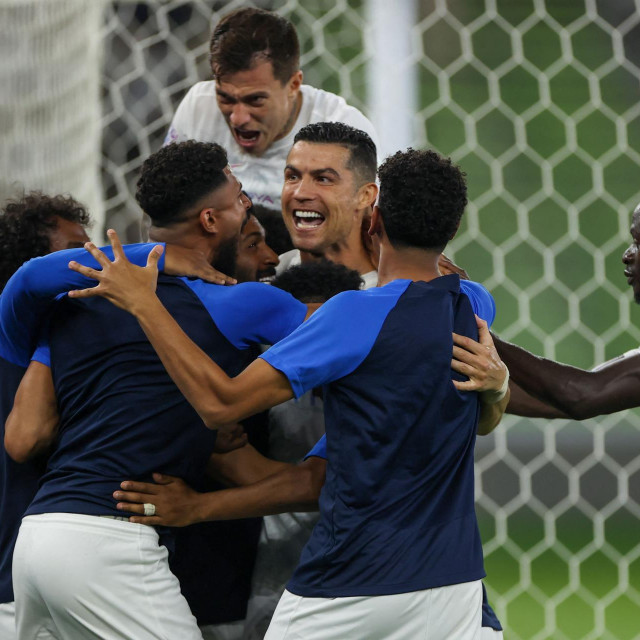 Ronaldo slavi sa suigračima