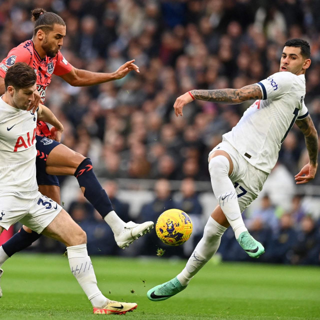 Cristian Romero (desno)