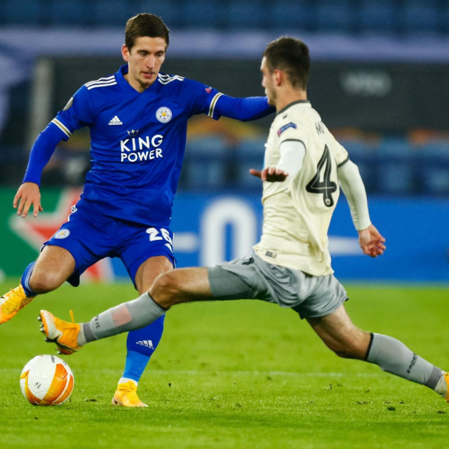 Mario Mitaj u dresu bivšeg kluba AEK-a (desno)