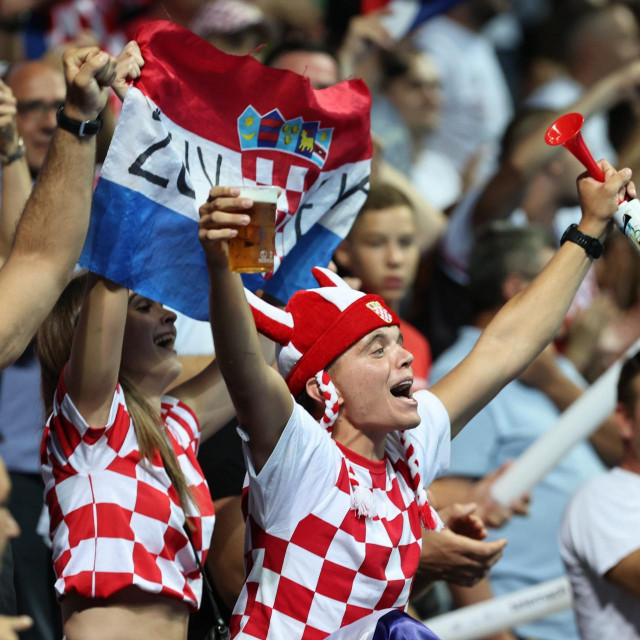 Navijači u Spaladium Areni tijekom Eura 2022.