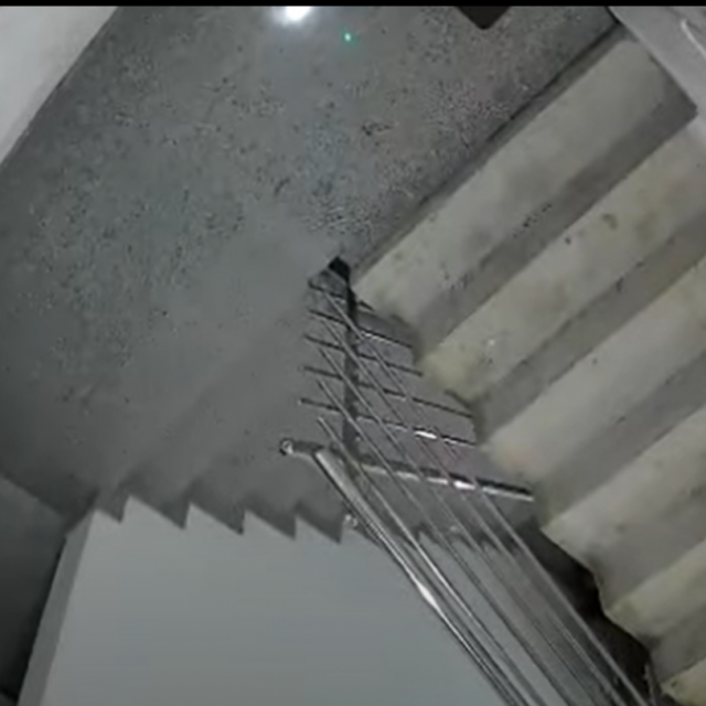 Trenutak potresa kojeg su snimile nadzorne kamere u 19:57 u Trogiru, tri kilometra od epicentra potresa.