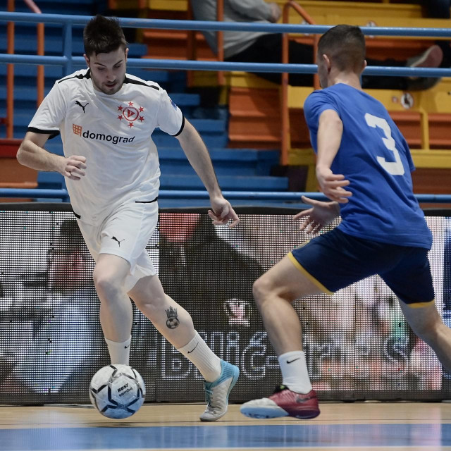 Zagreb, 211222.
Dom sportova, dvorana 2.
Malonogometni turnir Kutija sibica, utakmica: TIX servis - Promotionplay - Domograd.
Na fotografiji: Dario Batalo, Anton Gucic.