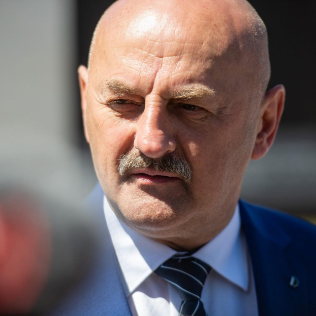 Gospic, 040521
Na novouredjenom Trgu Nikole Tesle s posebnim osvjetljenjem, ispred zgrade Kulturno - informativnog centra, odrzana je svecanost povodom vracanja spomenika Nikoli Tesli, koji je ostecen tijekom Domovinskog rata.
Na fotografiji: gradonacelnik Karlo Starcevic.