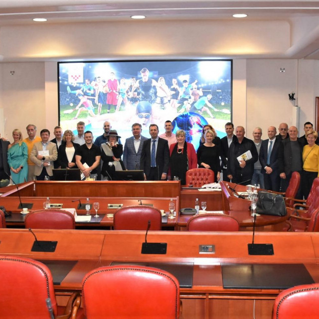 Zajednička fotografija sudionika promocije zbornika