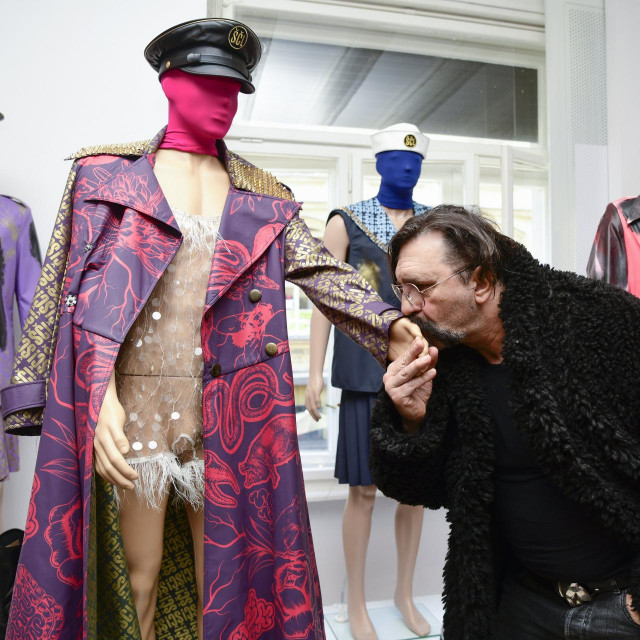 Otvorenje izložbe kostima i fotografija posvećenih grupi Let 3 pod nazivom Bombardiranje Dore i Euroščonga.
Na fotografiji: Damir Martinović Mrle