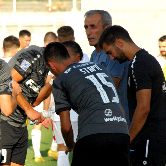 Branko Karačić s igračima Posušja