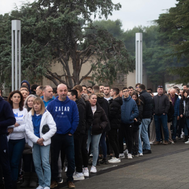 Red ispred dvorane pred početak utakmice