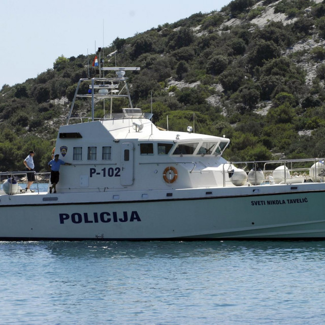 Ilustracija, policijski brod