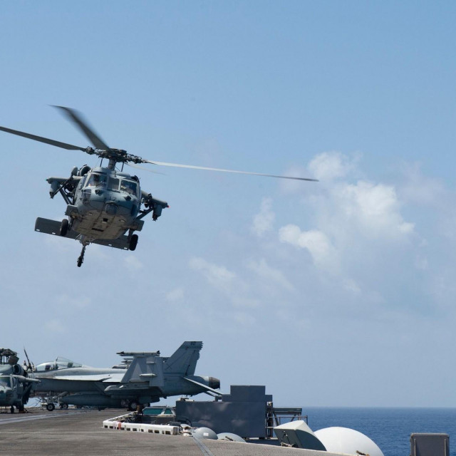 USS Dwight D. Eisenhower, helikopter slijeće na palubu