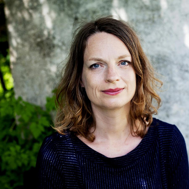 Charlotte Weitze danska je dramatičarka i pripovjedačica, a znanstveno se bavi folkloristikom