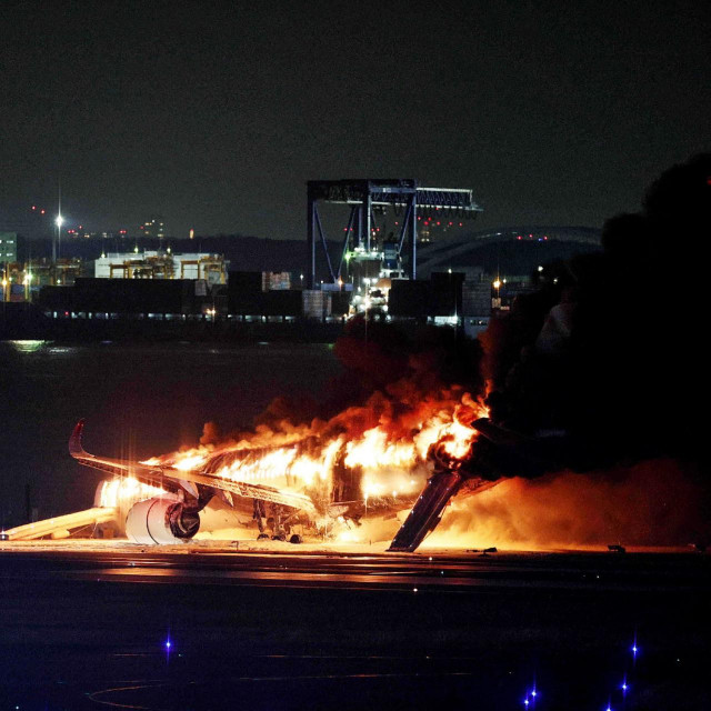 Gori avion u tokijskoj zračnoj luci