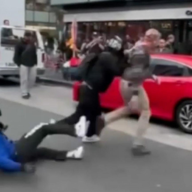 Glumca Iana Zieringa napala banda