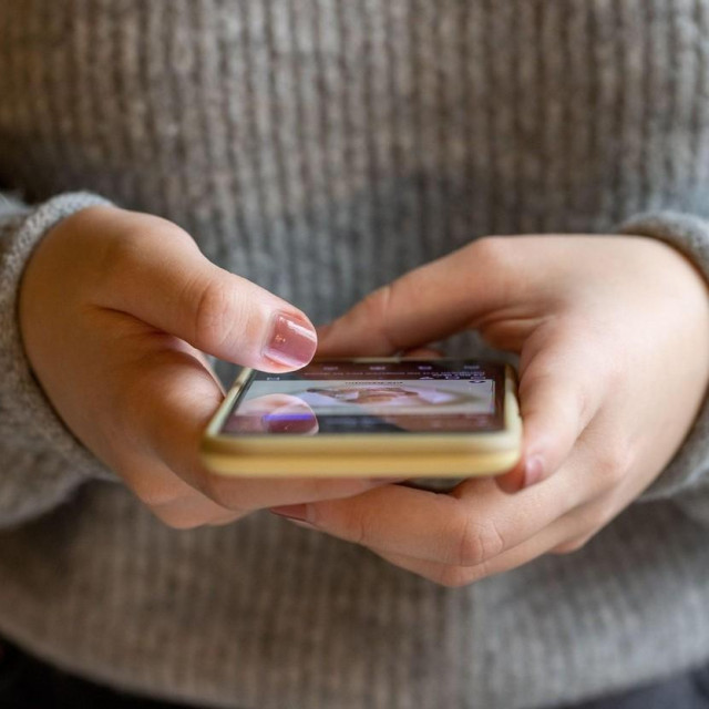 Istraživači s Cambridgea otkrili su da se 48% od 7022 ispitanih ljudi slaže ili u potpunosti slaže s izjavom ”Mislim da sam ovisan o društvenim medijima”