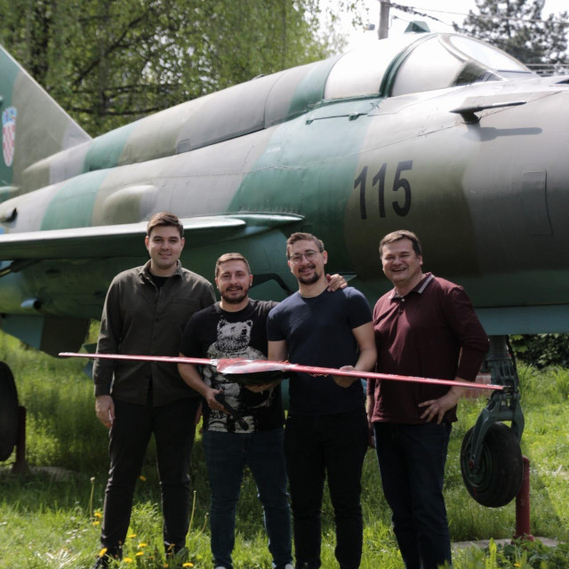 Članovi tima Antonio Butigan, Domagoj Ćorić, Bruno Ćorić i Pero Prebeg s prototipom bespilotne letjelice kakve razvija njihov startup Thorondrone