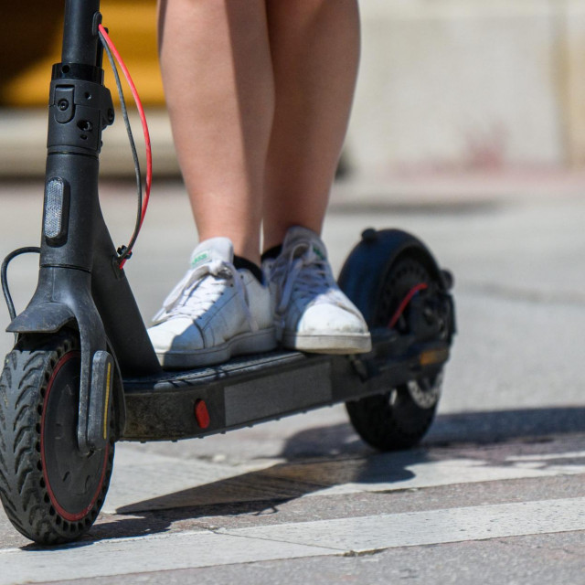 Električni romobil u prometu (ilustracija)