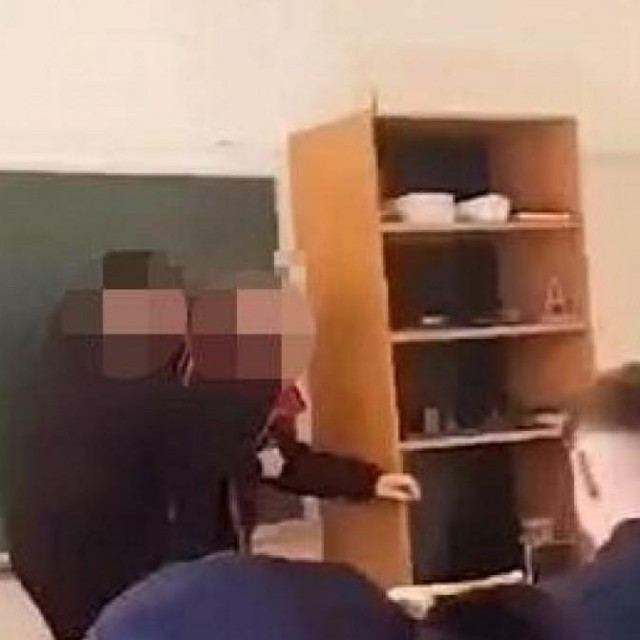 Tučnjava profesora s dvojicom učenika u školi