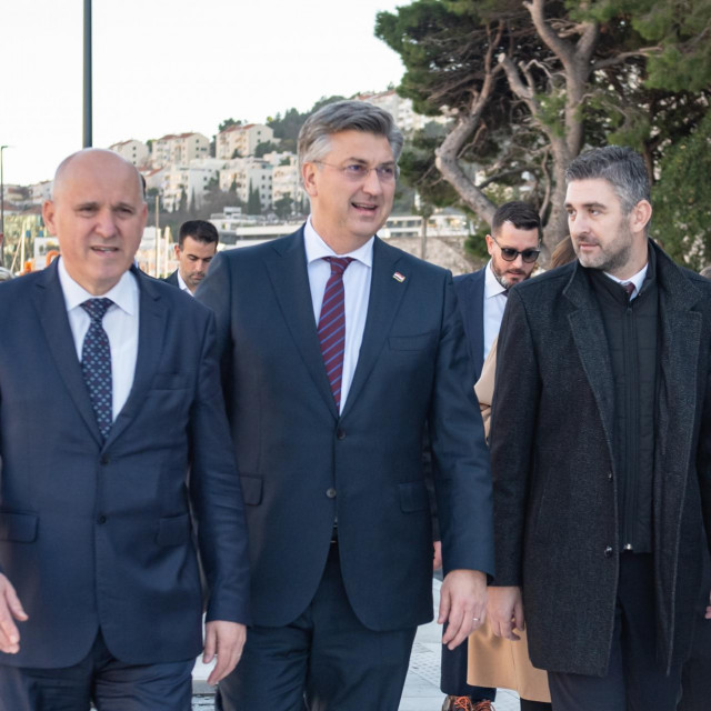Andrej Plenković i gradonačelnik Dubrovnika Mato Franković obišli su Lapadsku obalu