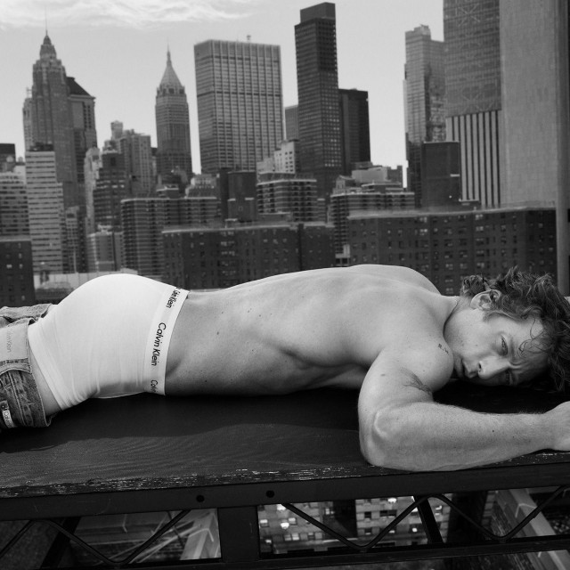 Jeremy Allen White u reklami za Calvina Kleina