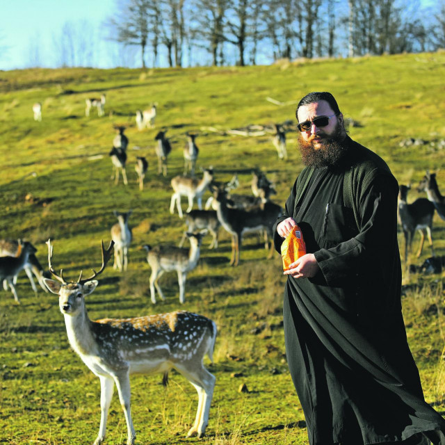 Pravoslavni manastir Presvete Bogorodice Trojerucice - Gorica, u Donjem Budackom na području općine Krnjak. Na fotografiji: Arhimandrit mr. Naum Milković, voditelj manastira. 