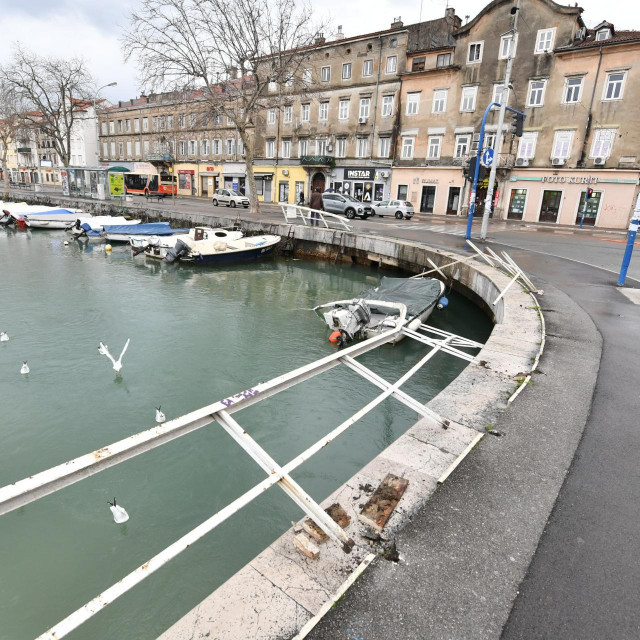 Na križanju Fiumare i Ulice žrtava fašizma u ranim jutarnjim satima sudarila su se dva osobna vozila, jedno od kojih je probilo ogradu i upalo u Mrtvi kanal.