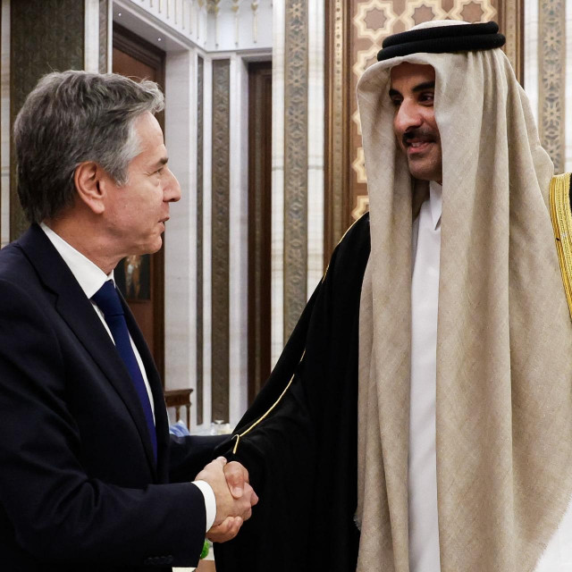 Antony Blinken kasnije tijekom dana sastao se s katarskim šeikom Tamimom bin Hamadom al-Thanijem