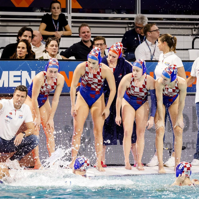 Trener Bruno Sabioni i hrvatska ženska vaterpolska reprezentacija