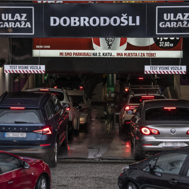 Gužve u Avenue Mallu