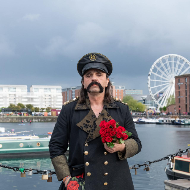 Liverpool, 100523.
Eurosong 2023.
Clanovi grupe Let 3 s obozavateljima i uzivo javljanju za HRT Dnevnik na Royal Albert Dock-u.
Na fotografiji: Damir Martinovic Mrle.