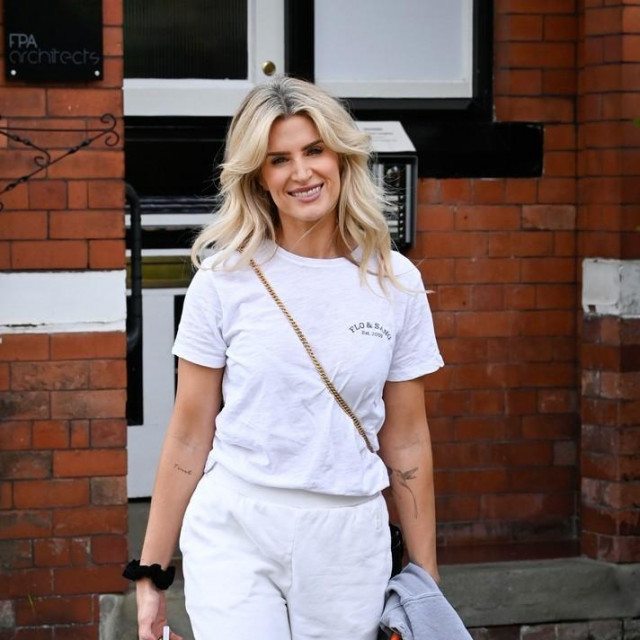 Sarah Jayne Dunn nosi Stanley cup u ruci