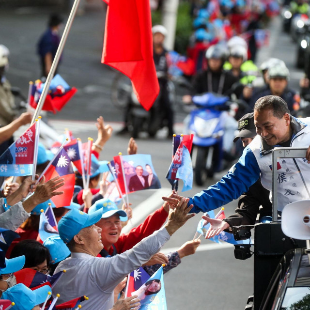 Predsjednički kandidat Kuomintanga Hou Yu-ih pozdravlja pristaše 9. siječnja 2024. godine.