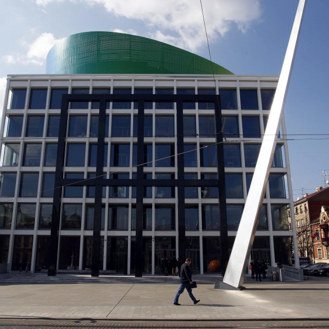 Navodno i senzori topline otpočetka imaju odstupanja, zbog čega se klaviri raštimavaju u roku tjedan dana. Za vrijeme gradnje strojarski inženjer imao je jako velike primjedbe na kvalitetu ugrađene klime