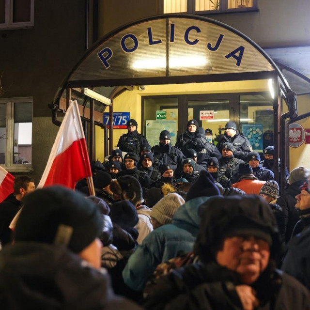 Prosvjednici opozicijskih stranaka ispred policije