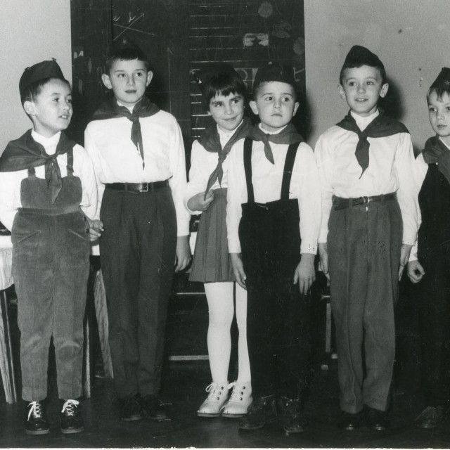 U izrazu ”pionir”, akronimu za pošten, iskren, odan, napredan, istrajan i radin, krio se ideal djeteta i učenika. Fotografija prikazuje zabavu nakon svečanog primanja u pionire