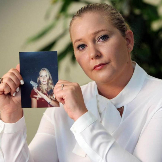 Virginia Roberts Giuffre drži fotografiju sebe kao tinejdžerice