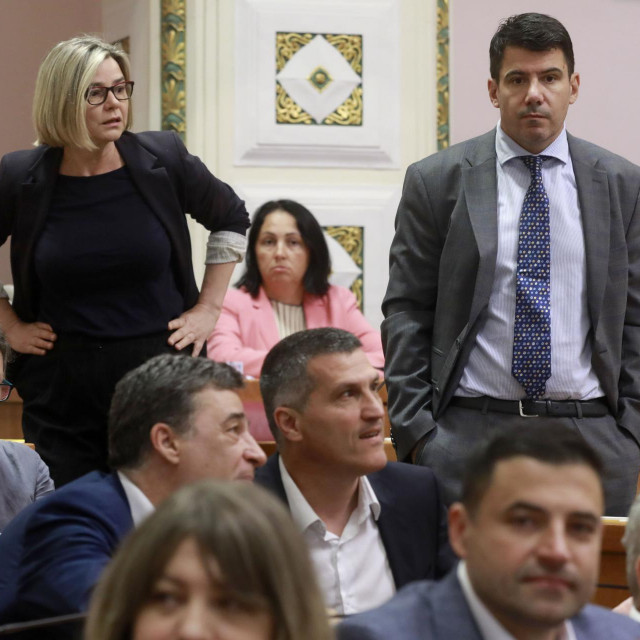 Sandra Benčić i Nikola Grmoja ulažu velik napor i silnu strast u borbu protiv HDZ-a i Plenkovićeve Vlade, ali hladno odbijaju bilo kakvu mogućnost da Možemo i Most surađuju nakon izbora. Je li samo Peđi Grbinu stalo da dođe na vlast?