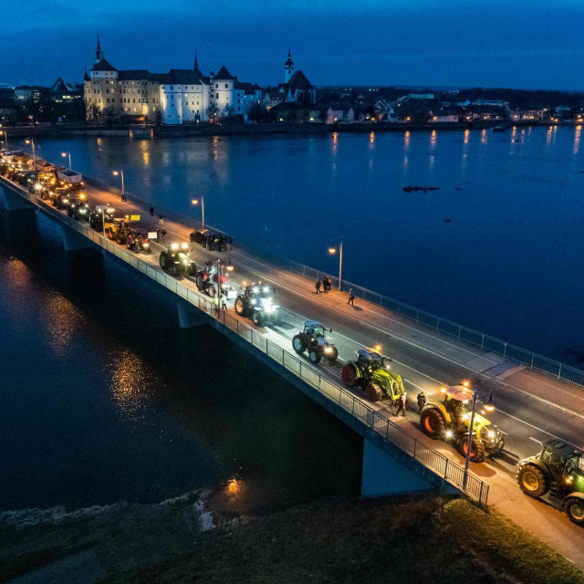 Poljoprivrednici s traktorima prelaze most na rijeci Elbi u istočnoj Njemačkoj
