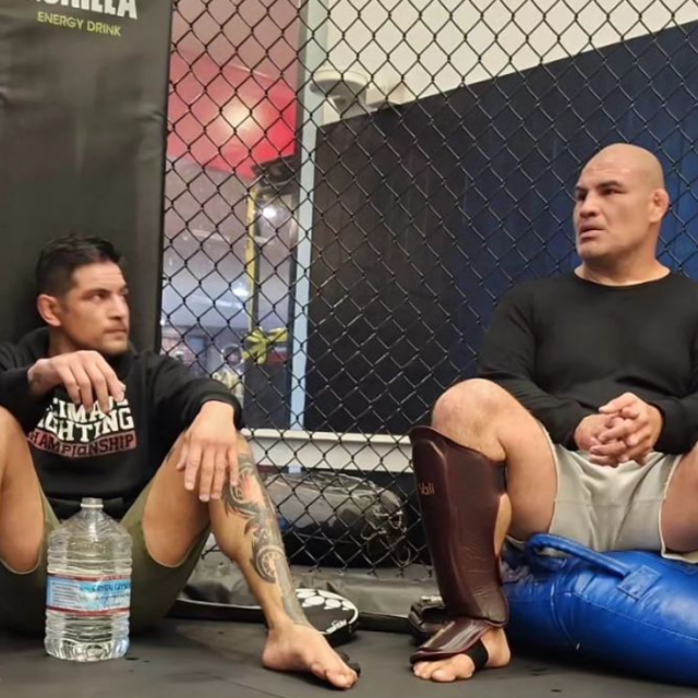 Gabriel Benitez (lijevo) i Cain Velasquez (desno)